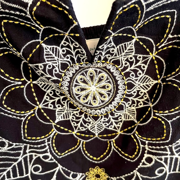 Juniper Blu Cropped Embroidered Tank - Picture 4 of 5